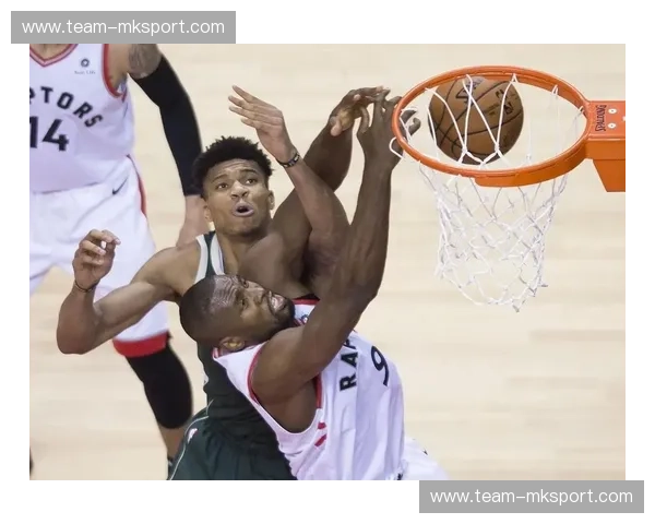 巅峰对决！猛龙vs雄鹿直播：北境之王硬碰希腊怪兽，这场肉搏战你绝不能错过！